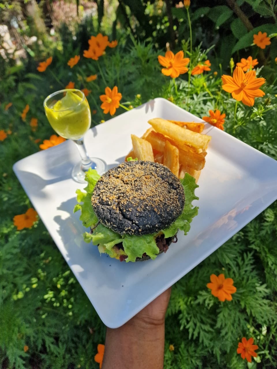 Création gastronomique en forme de burger réalisée à partir de manioc par la cheffe Katia Christophe