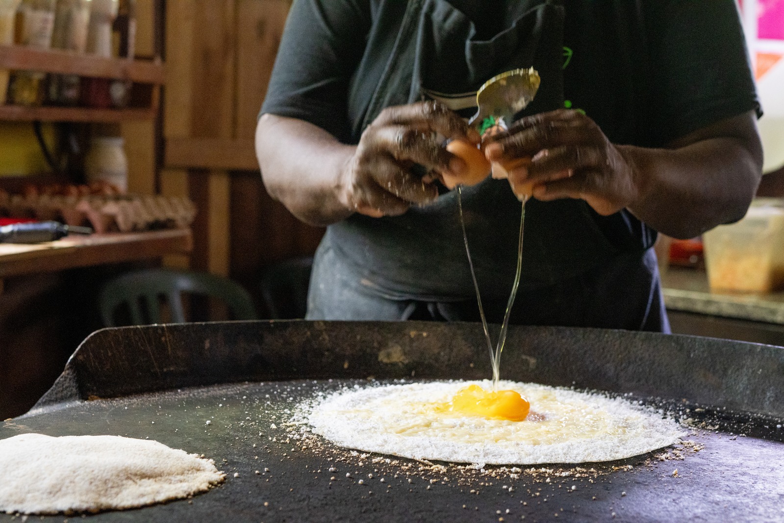 Préparation culinaire à base de manioc réalisée sur une plaque de cuisson