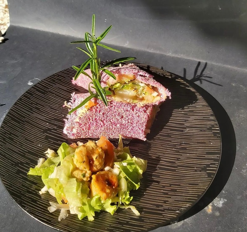 Assiette gastronomique mettant en valeur le manioc