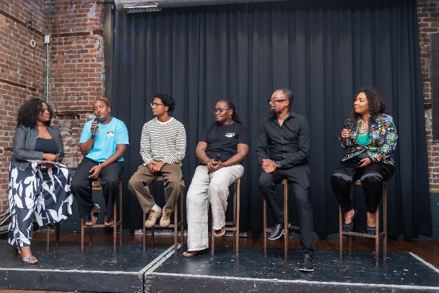 Table ronde des Journées Culinaires du Manioc devant le public, au Collectif MTL