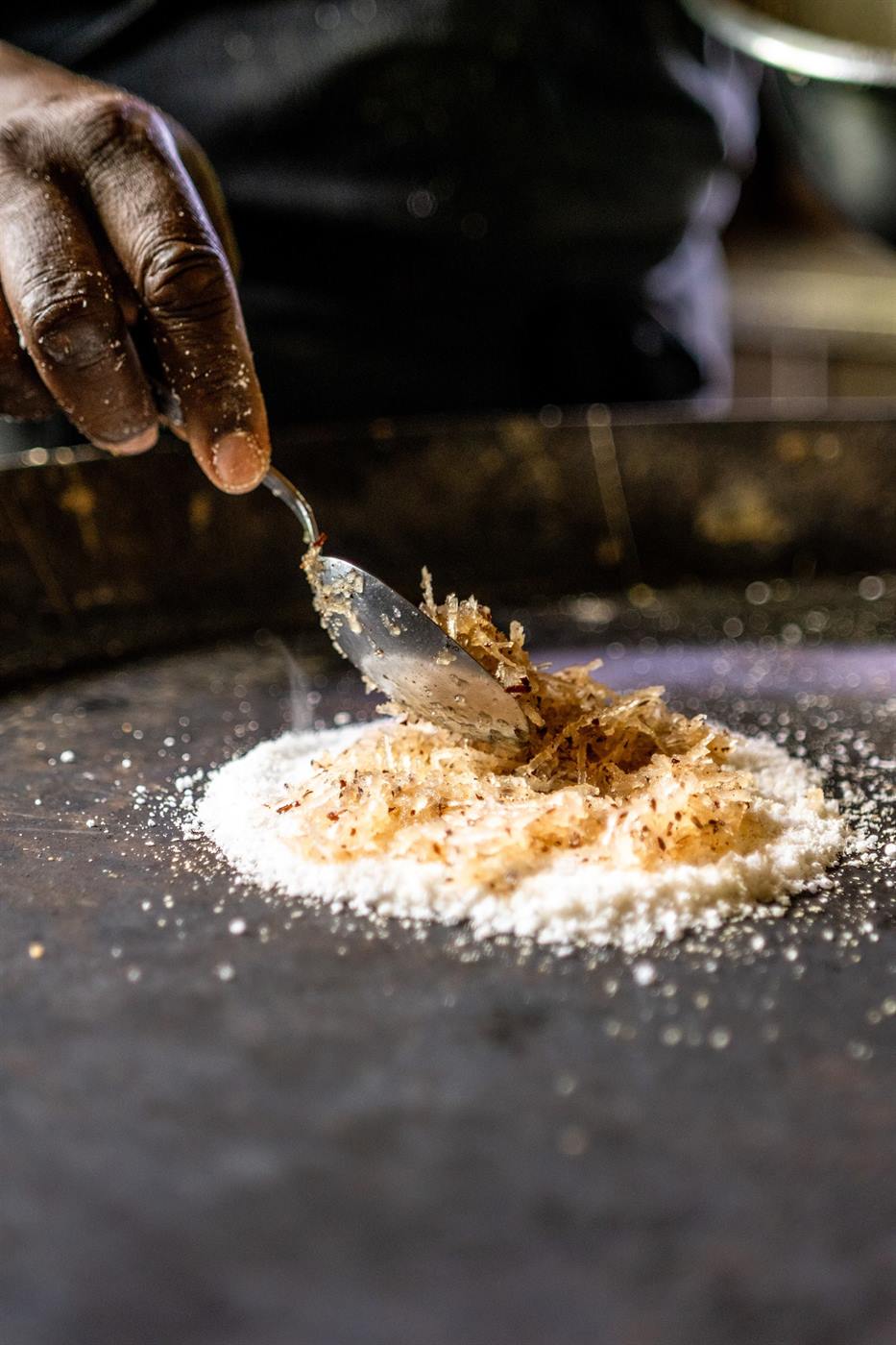 Assiette gastronomique mettant en valeur le manioc